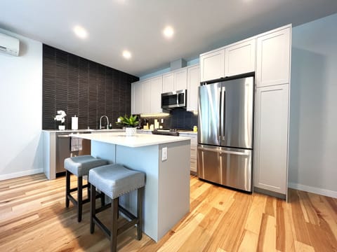 Private kitchen | Fridge, microwave, oven, stovetop