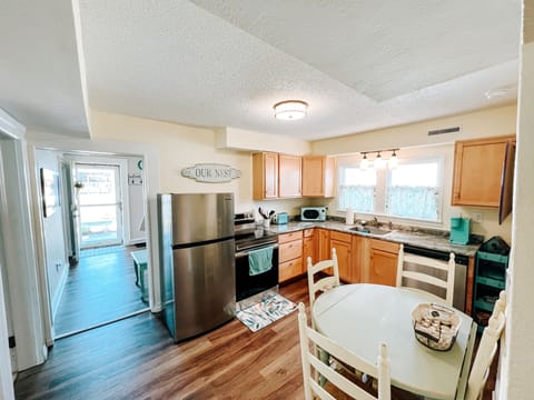 Private kitchen | Fridge, microwave, oven, stovetop