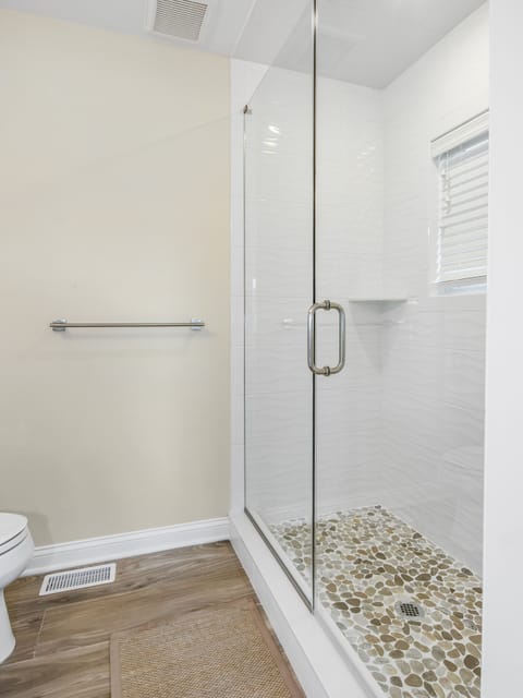 Combined shower/tub, towels