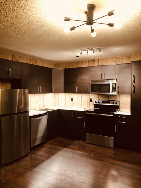 Newly upgraded full kitchen.