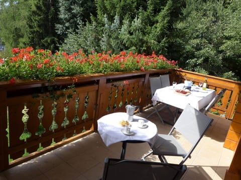 Sky, Snow, Slope, Tree, Freezing, Cloud, House, Glacial Landform, Mountain, Cottage