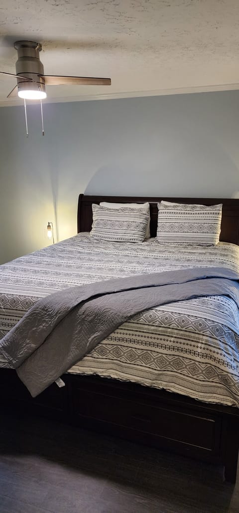 High King-sized bed sleigh bed, pillow top mattress, soft linen, plush pillows