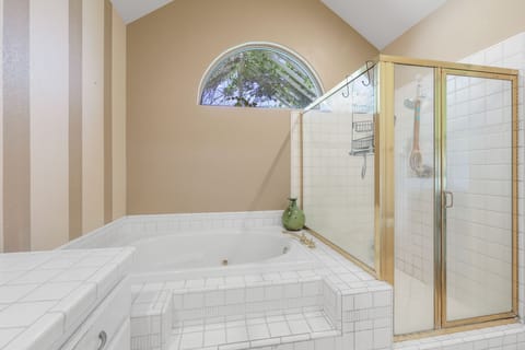 Combined shower/tub, jetted tub, hair dryer, towels