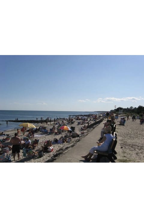 Beach nearby, sun loungers, beach towels