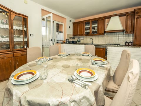 Table, Cabinetry, Property, Furniture, Countertop, Interior Design, Wood, Kitchen, Tableware, Tablecloth