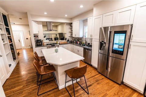 Private kitchen | Fridge, microwave, oven, stovetop