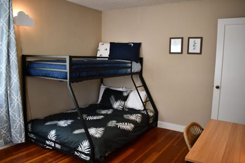 2 bedrooms, desk, cribs/infant beds, free WiFi
