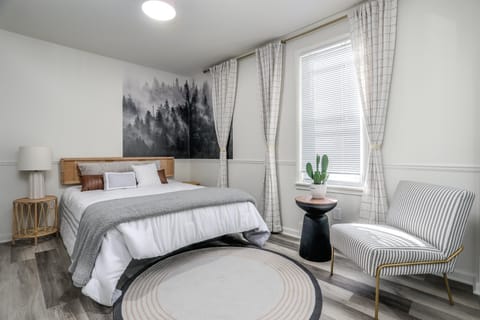 1st floor bedroom with queen size bed