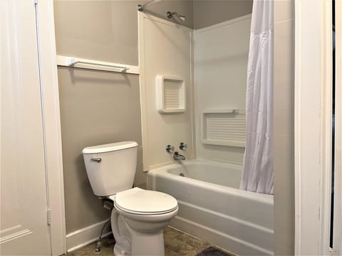 Combined shower/tub, towels, toilet paper