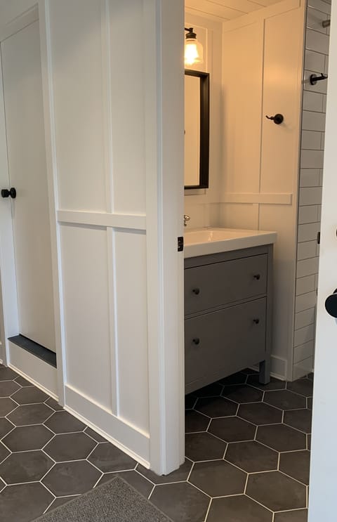 Combined shower/tub, hair dryer, heated floors, towels