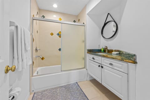 Combined shower/tub, hair dryer, towels