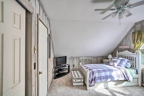 5 bedrooms, iron/ironing board, travel crib, internet