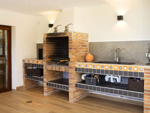 Building, Wood, Shelf, Shelving, Interior Design, House, Kitchen, Flooring, Living Room, Floor