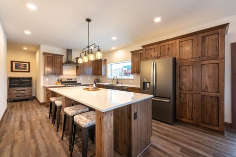 Eat-in kitchen island