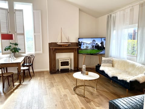 Living area | Smart TV, fireplace, books, stereo