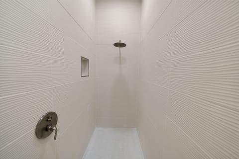 Combined shower/tub, towels