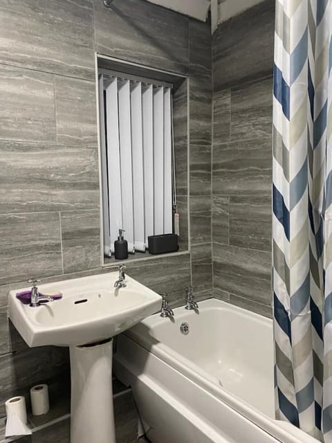 Combined shower/tub, towels, soap, toilet paper