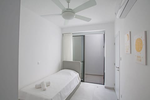 Bedroom 5, Lower Ground Floor with en suite bathroom and single beds