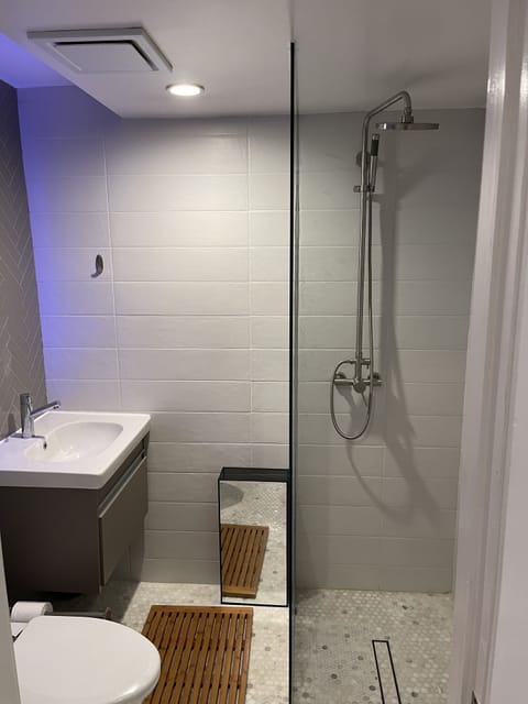 Combined shower/tub