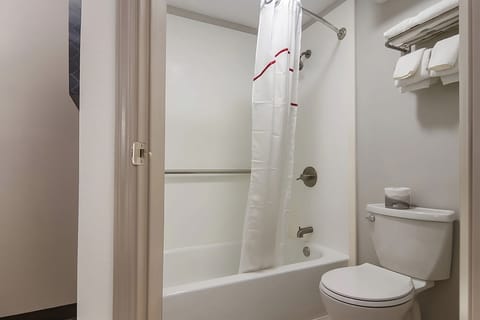 Combined shower/tub, hair dryer, towels