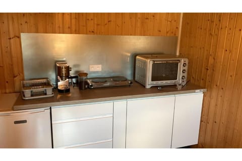 Fridge, oven, stovetop, coffee/tea maker