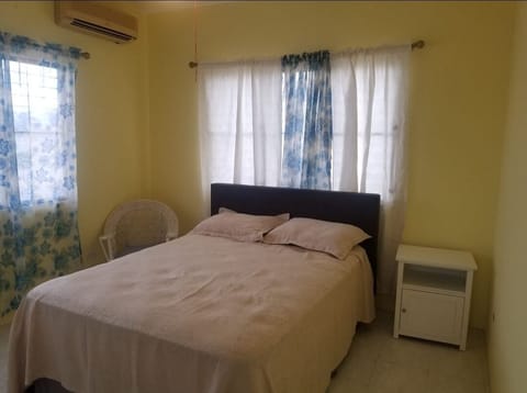 2 bedrooms, desk, iron/ironing board, WiFi