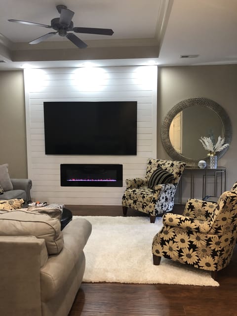 Smart TV, fireplace