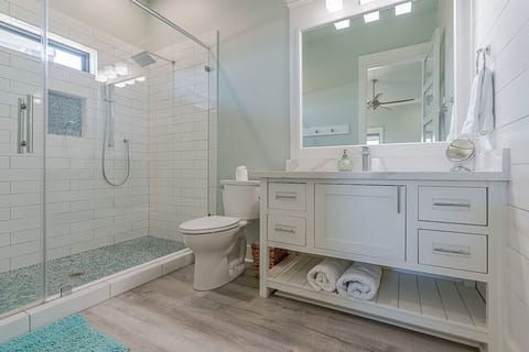 Combined shower/tub, hair dryer, towels