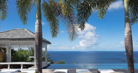 Outdoor pool, an infinity pool