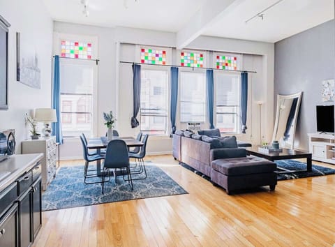 Welcome to your Downtown San Diego 700 sq ft (1bd/1ba) unit with high ceilings, strong Wifi and parking for (1) vehicle. There are a total of (4) beds. Sit back and relax in the living room area that includes (1) Single Bed and is integrated with the dining area as well as a 50 inch ROKU Smart TV