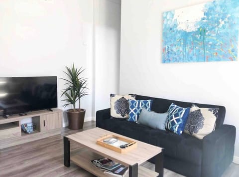 Welcome to your Downtown San Diego 500 sq ft (2bd/1ba) unit with Full Kitchen, Dining area, Wifi and parking for (1) vehicle. Sit back and relax in the living room area that includes (1) sofa bed and (1) futon as well as a ROKU Smart TV