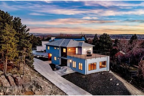 Your next home away from home with stunning city & Table Rock views