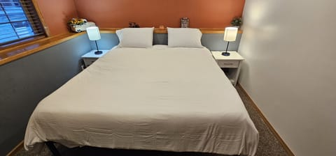 6 bedrooms, desk, WiFi, bed sheets
