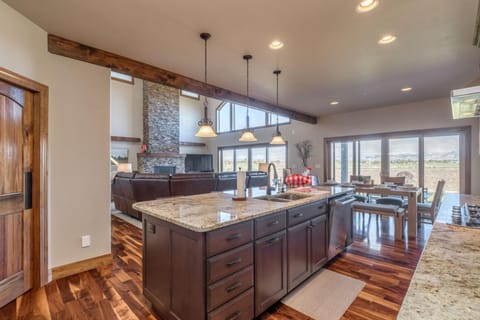 Everything you need for your culinary creations, right at your fingertips in this spacious kitchen.