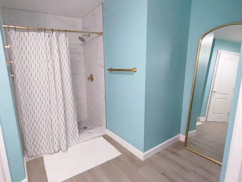 Combined shower/tub, shampoo