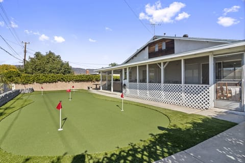 5 hole putting green