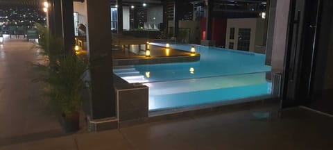 Outdoor pool, an infinity pool