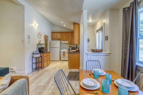 Dining area w/access to kitchen area