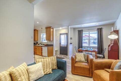 Open floor plan - Living/dining combo