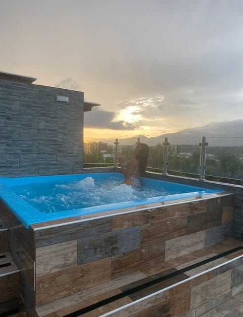 Outdoor spa tub