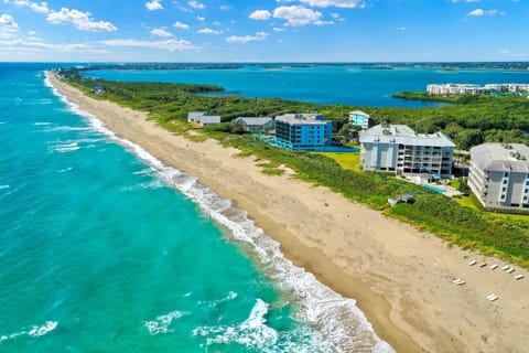 Beach nearby, sun loungers, beach towels