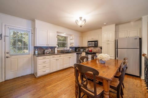 Kitchen | Cookware | Spices | Soaps and Detergents Provided