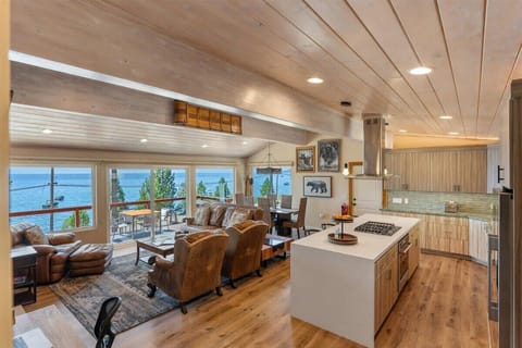 Kitchen: Main floor, fully equipped, bar seating, modern appliances