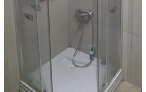 Combined shower/tub