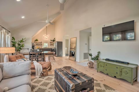 Living Area | Central A/C & Heat | Free WiFi | Smart TV w/ Cable