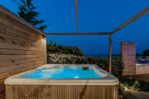 Outdoor spa tub