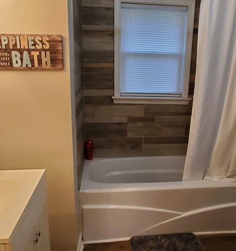 Combined shower/tub