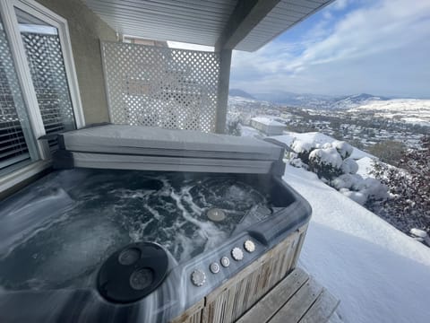 Private exclusive hot tub with valleyview.