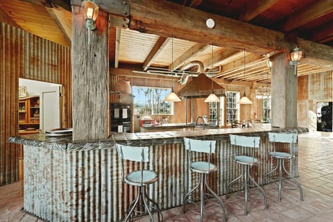 Kitchen island seateing