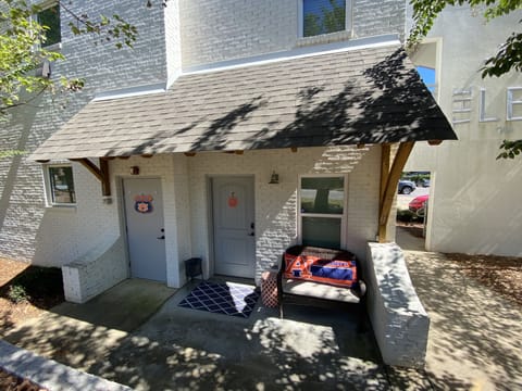 Cute 2bd/2ba condo with greenspace for fun only .5mi from AU campus!